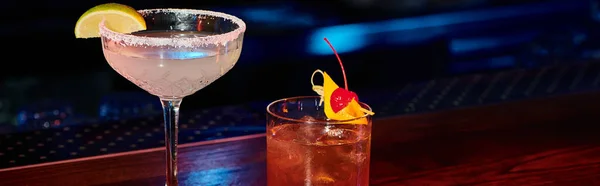 Margarita apaisante de soif et negroni avec des décorations avec fond de bar, concept, bannière — Photo de stock