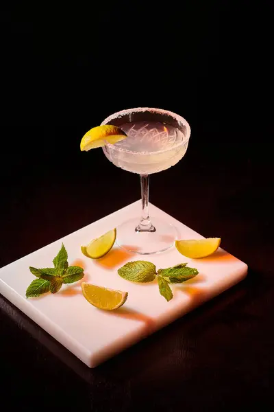 Durstlöschendes Glas Margarita garniert mit Limettenscheibe auf schwarzem Hintergrund, Konzept — Stockfoto