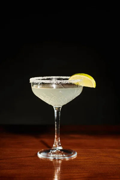Volles Glas köstliche Margarita mit Limettenscheibe auf schwarzem Hintergrund, Konzept — Stockfoto