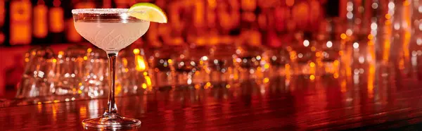 Освежающий стакан холодной маргариты с ломтиком лайма на фоне бара, концепция, баннер — стоковое фото