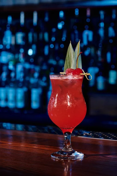 Exotic singapore sling cocktail garnishing with fresh raspberries on bar counter, concept — Stock Photo