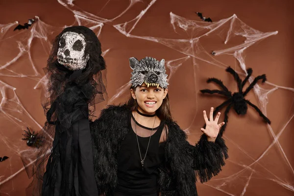 Gros plan fille en tenue noire effrayant et tenant jouet Halloween, concept d'Halloween — Photo de stock