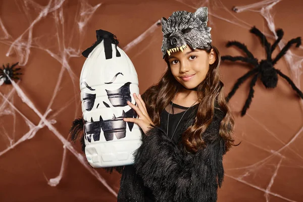 Nahaufnahme Preteen Girl in Wolfsmaske und Kunstpelz Kleidung hält Halloween Laterne, Halloween-Konzept — Stockfoto