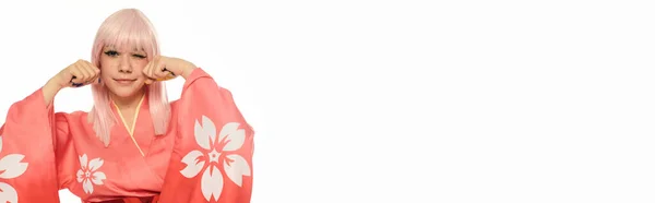 Cosplay donna in kimono rosa con pugni vicino al viso e strizzatina d'occhio alla macchina fotografica su banner bianco, orizzontale — Foto stock