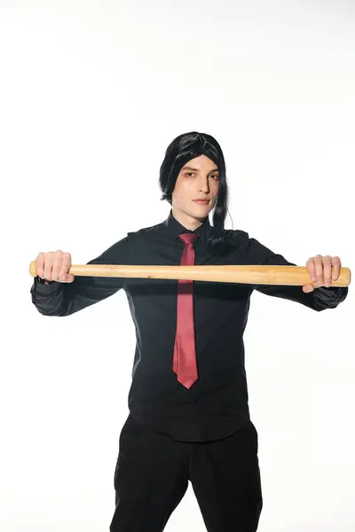 Cosplay subculture, étudiant en vêtements noirs avec perruque et cravate rouge tenant batte de baseball sur blanc — Photo de stock