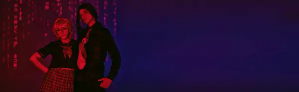Жінка в аніме-стилі тягне краватку чоловіка в червоному неоновому світлі на синьому і фіолетовому фоні, банер — стокове фото