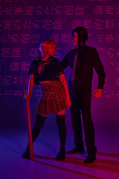 Anime-Frau mit Baseballschläger schaut Freund auf neonviolettem Hintergrund mit Hieroglyphen an — Stockfoto