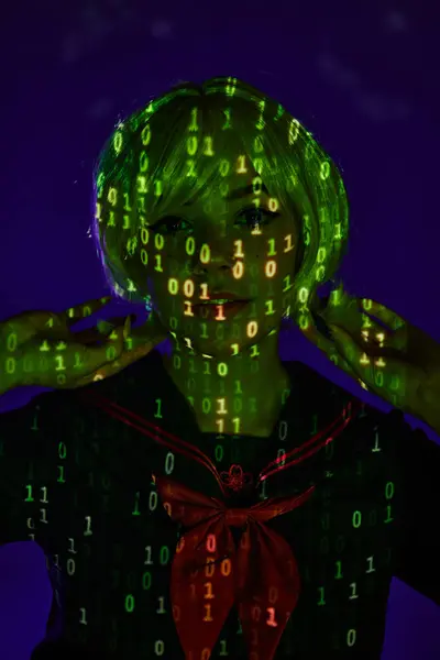 Mujer joven estilo anime en proyección de código binario de neón sobre telón de fondo azul, concepto futurista - foto de stock