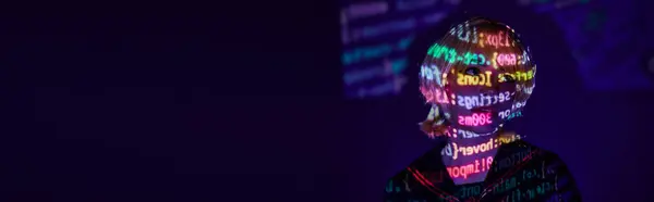 Jeune femme cosplay dans la projection colorée de symboles de programmation au néon sur fond bleu, bannière — Photo de stock