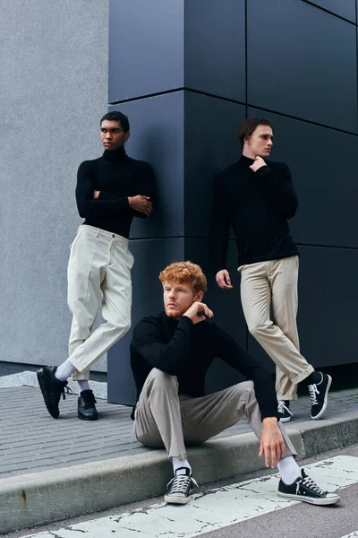 Добре виглядають мультикультурні чоловіки в елегантному вбранні, позують біля стіни зовні, концепція моди — стокове фото