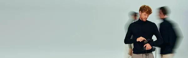 Langzeitbelichtungsfoto des multirassischen Trios in schwarzen Rollkragenpullovern mit Retro-Telefon, Männerpower, Banner — Stockfoto