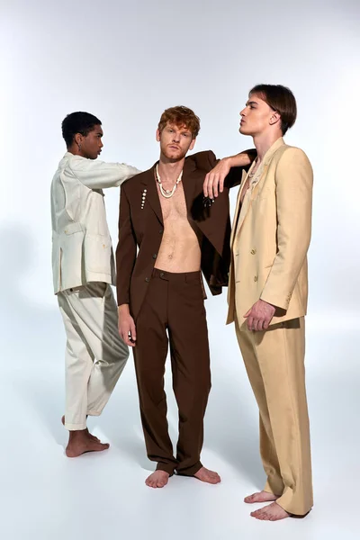 Bell'aspetto elegante trio di signori in abiti di classe con le braccia sulle spalle, il potere degli uomini — Foto stock