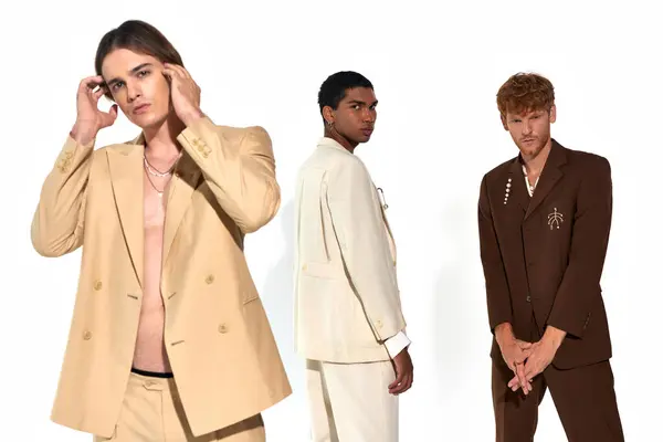 Drei stylische multikulturelle Männer in lebendigen Anzügen mit Accessoires posieren auf weißem Hintergrund — Stockfoto