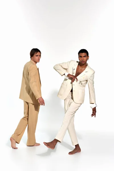 Schöne junge diverse Freunde in edlen Anzügen posieren zusammen auf weißem Hintergrund, Männer-Power — Stockfoto