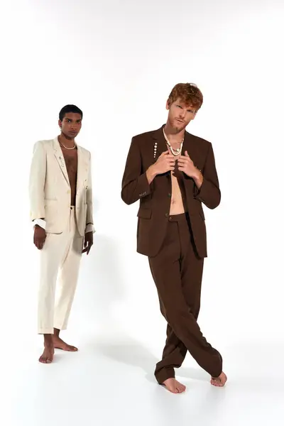 Bonito interracial amigos posando descalço no elegante ternos com acessórios, olhando para a câmera — Fotografia de Stock