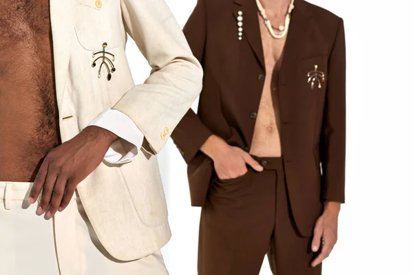 Recortado vista de jóvenes modelos masculinos interracial en trajes desabotonados con accesorios, poder de los hombres - foto de stock