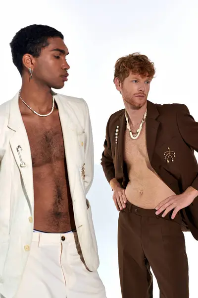 Vertikale Aufnahme eines gut aussehenden multikulturellen Duos in eleganten Anzügen mit Accessoires, Männerpower — Stockfoto