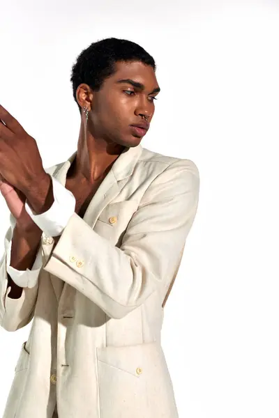 Attraente uomo afroamericano in abito elegante con accessori gesticolando e distogliendo lo sguardo, moda — Foto stock