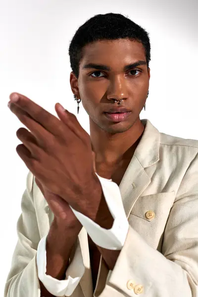 Вертикальний знімок красивої афроамериканської чоловічої моделі жестикулює і дивиться на камеру, мода — стокове фото