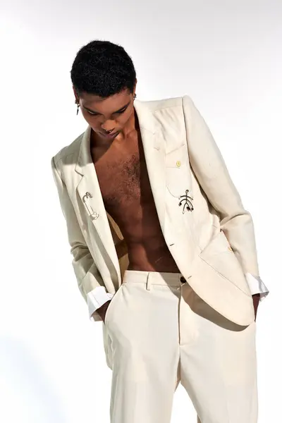 Добре виглядає афроамериканський чоловік в костюмі з аксесуарами з руками в кишенях, концепція моди — стокове фото