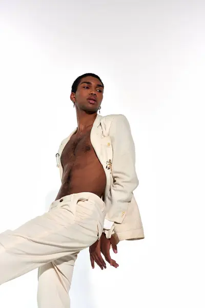 Seducente afro americano in abito con accessori posa con le mani dietro la schiena, concetto di moda — Foto stock