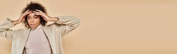 Autunno moda, bruna afroamericana in posa in dolcevita e blazer su beige, striscione — Foto stock