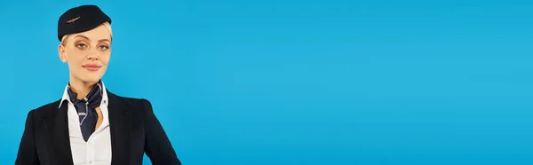 Headshot de aeromoça encantadora em uniforme e lenço olhando para a câmera em azul, banner — Fotografia de Stock