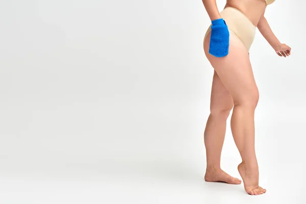 Ausgeschnittene Ansicht einer Plus-Size-Frau, die ihren Körper mit Badehandschuhen auf weiß wäscht, tägliche Routine — Stockfoto
