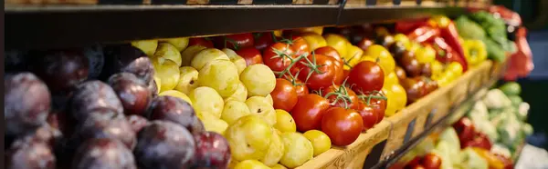 Foto objeto de barraca vibrante cheio de frutas e legumes saborosos frescos no supermercado, banner — Fotografia de Stock