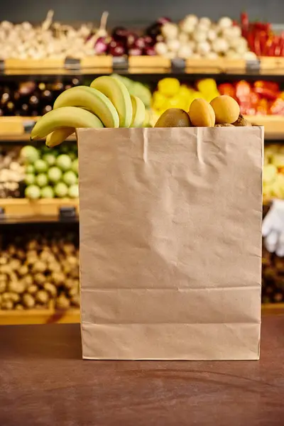 Objeto foto de enorme bolsa de compras llena de frutas naturales frescas con puesto de supermercado en el telón de fondo - foto de stock