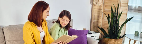 Mulher sorrindo ler livro sobre educação sexual para a filha adolescente na sala de estar, banner — Fotografia de Stock
