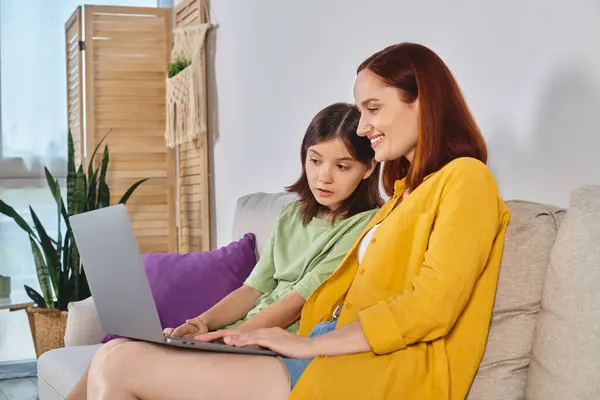 Glückliche Frau mit Teenager-Tochter Film auf Laptop auf Couch im Wohnzimmer, hochwertige Zeit — Stockfoto