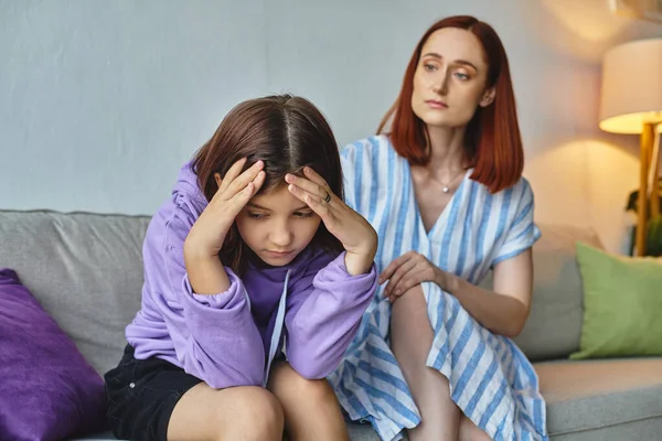 Mãe preocupada acalmando deprimido adolescente filha sentada com a cabeça curvada no sofá em casa, apoio — Stock Photo