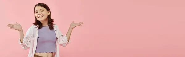 Felice adolescente in abbigliamento casual posa a braccia aperte e guardando la fotocamera su rosa, banner — Stock Photo