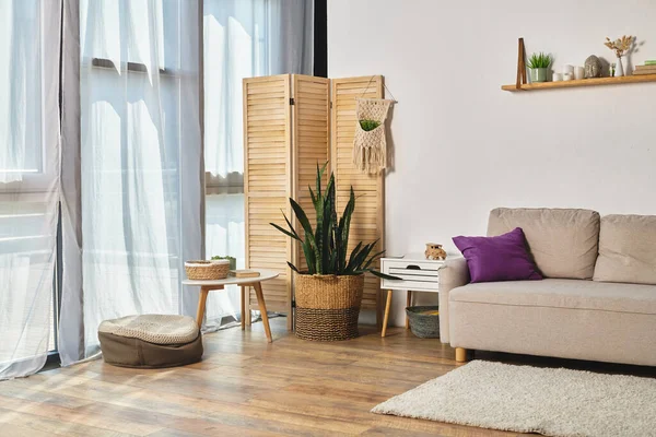 Wohnung mit geräumigem Wohnzimmer mit modernen Möbeln, großen Fenstern und grünen Topfpflanzen — Stockfoto