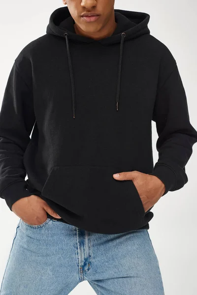 Modelo masculino afroamericano de moda en sudadera con capucha negra casual y jeans, espacio de copia para la publicidad - foto de stock