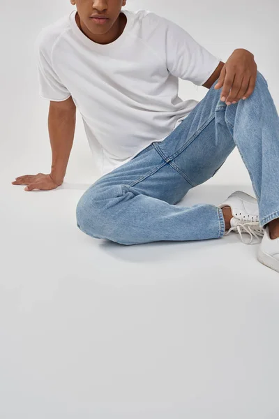 Homem americano africano elegante em jeans casuais na moda e t-shirt branca, espaço de cópia para publicidade — Fotografia de Stock