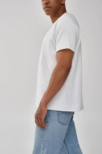 Élégant homme afro-américain en jeans décontractés à la mode et t-shirt blanc, espace de copie pour la publicité — Photo de stock
