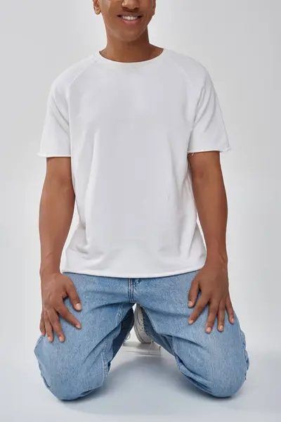 Homem americano africano elegante em jeans casuais na moda e t-shirt branca, espaço de cópia para publicidade — Fotografia de Stock