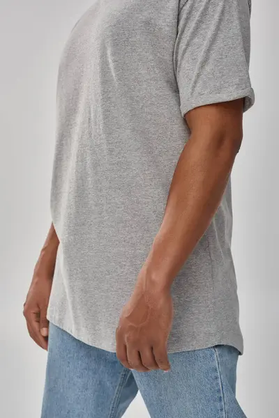Homem americano africano elegante em jeans casuais na moda e camiseta cinza, espaço de cópia para publicidade — Fotografia de Stock