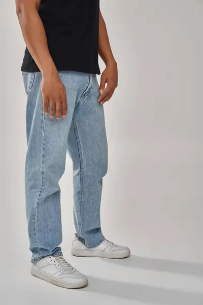 Elegante modelo masculino afro-americano posando em camiseta preta e jeans, espaço de cópia para publicidade — Fotografia de Stock