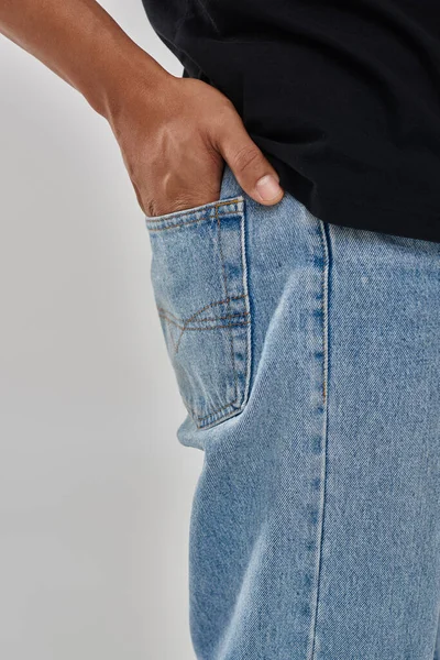 Elegante modelo masculino afro-americano posando em camiseta preta e jeans, espaço de cópia para publicidade — Fotografia de Stock