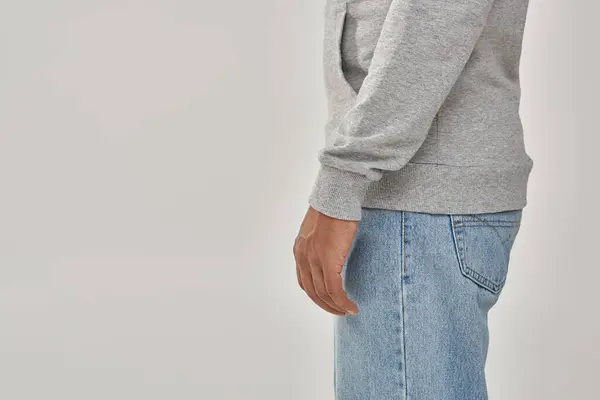 Élégant homme afro-américain en sweat-shirt et jeans casual gris, espace de copie pour la publicité — Photo de stock