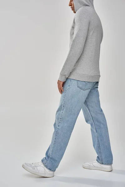 Elegante uomo afroamericano in felpa casual grigio e jeans, spazio copia per la pubblicità — Foto stock