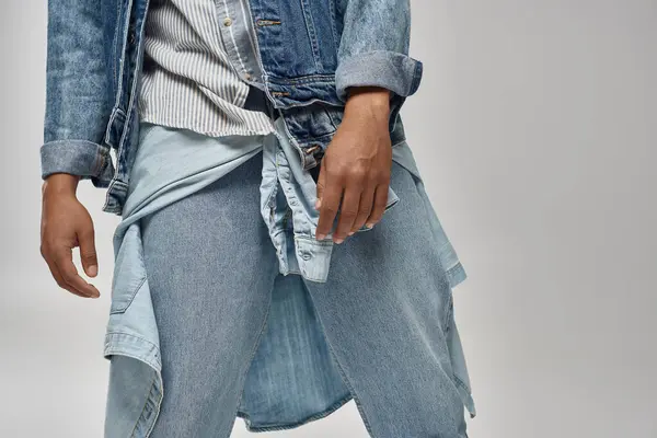 Vista ritagliata di elegante modello afro americano maschile in posa in abito di jeans alla moda, concetto di moda — Foto stock