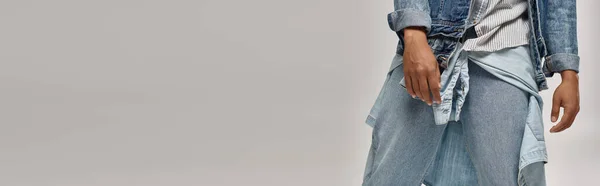 Vista recortada de hombre afroamericano elegante posando en traje de mezclilla de moda, concepto de moda, bandera - foto de stock