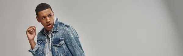 Beau modèle masculin afro-américain émotionnel en tenue denim, concept de mode, bannière — Photo de stock