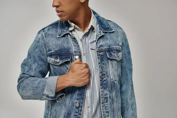 Vue recadrée du modèle masculin afro-américain élégant posant en tenue denim à la mode, concept de mode — Photo de stock