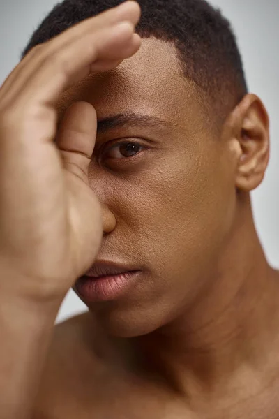 Close up de belo atraente homem afro-americano com a mão na frente da cara, conceito de moda — Fotografia de Stock