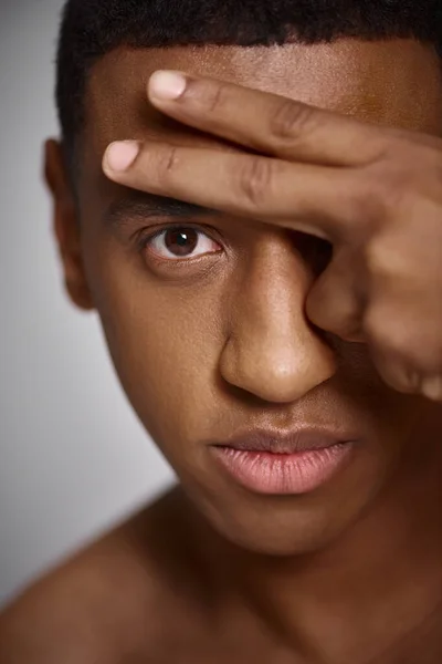 Close up de belo atraente homem afro-americano com a mão na frente da cara, conceito de moda — Fotografia de Stock